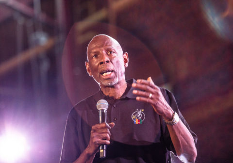 Geoffrey Canada speaks into a microphone.